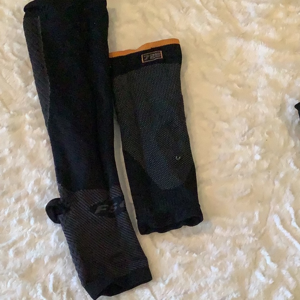 2 pair of compression sleeves